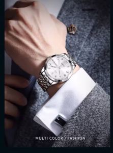 Usando reloj blanco